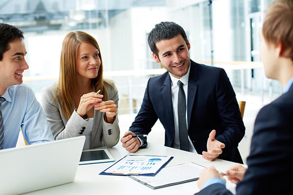 Couple heureux consultant des finances